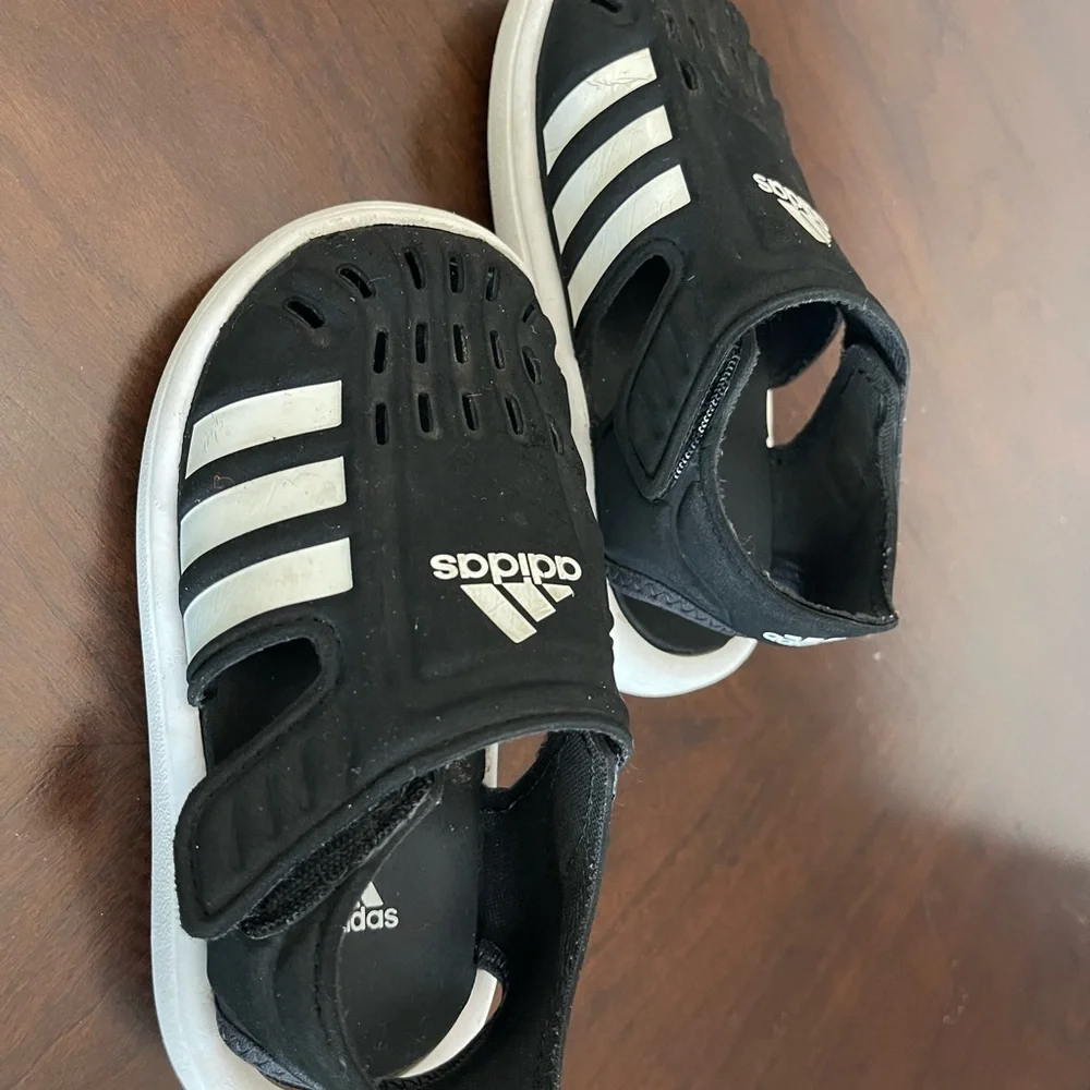 Adidas Kids Closed Toe Black & White, Water Sandals Size 7k with Velcro Closure